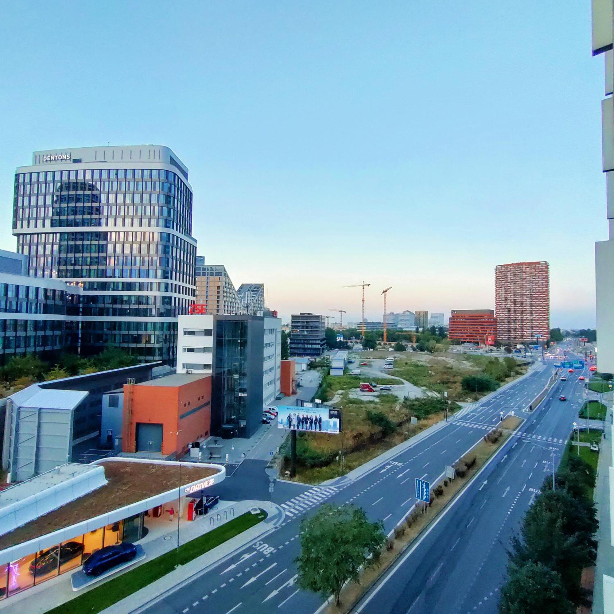 Sag Panorama City Free Parking Bratislava Exterior foto